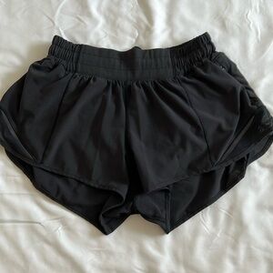 Lululemon Women’s Hotty Hot shorts low rise 2.5” Size 4. Black